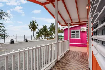 Image de Beachfront Rustic Cabin by Sunset Village - Orange