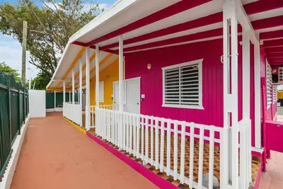 Image de Beachfront Rustic Cabin by Sunset Village - Purple