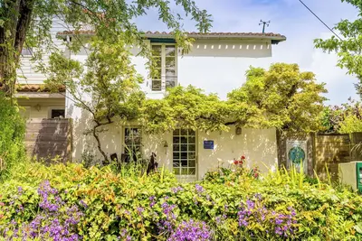 Image de Maison de vacances 'Maison De Charme - 400m Plage' avec terrasse privée, jardin privé et Wi-Fi