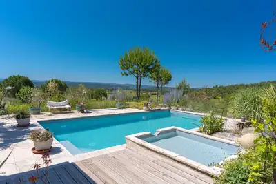 Image de Villa 'Maison Luberon Sud Piscine Jaccuzzi' avec vue montagne, piscine privée et Wi-Fi