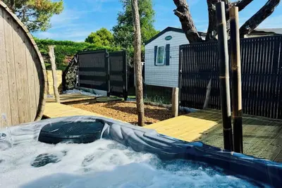 Image de Bungalow \"Près Plages Sauna Privé\" avec terrasse privée et Wi-Fi