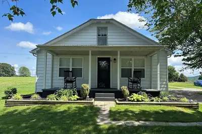 Image de Cozy modern farmhouse w/ garage- Only 5 miles to Lake Cumberland!
