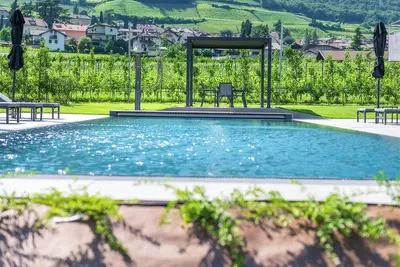 Image de Appartement 'Parterre' avec vue sur les montagnes, piscine partagée et Wi-Fi