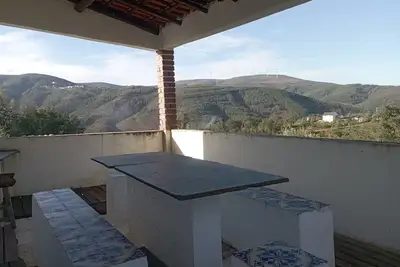 Image de Maison de campagne 'Refúgio Da Montanha' avec vue sur montagne, terrasse privée et jardin privé
