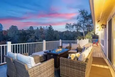 Image de Sunset Terrace: Two Homes, Views, Sleeps 19. Hotub, Ev Charger, Firepit, more