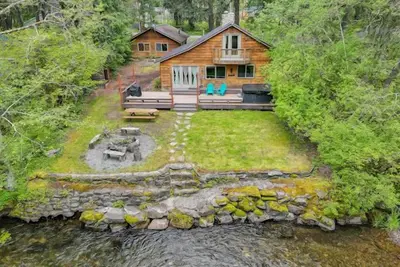 Image de Creekside Cabin @ Mt. Rainier with Hot Tub and Game Room