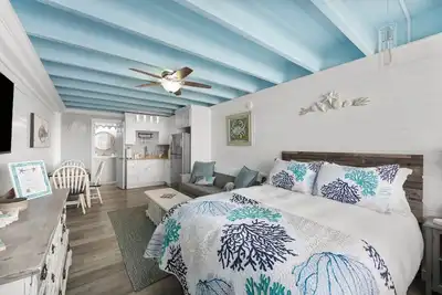 Image de Sunset By The Sea - Oceanfront Studio with Pool at Fontainebleau Terrace 222
