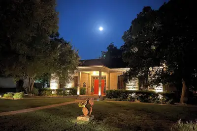 Image de New! Historic Guest Home on Main - Heart of Town