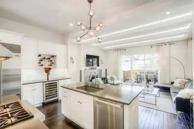 Image de Luxury Home in Chicago: Lower Level Shared