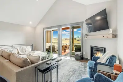 Image de Modern and Luxurious, Spacious home w/ private hot tub + mountain views