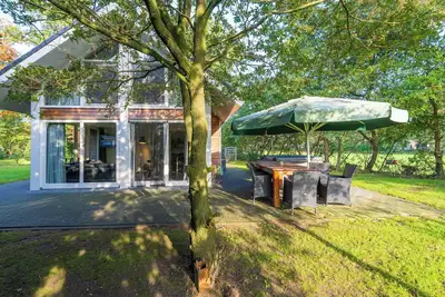 Image de Maison de bien-ĂŞtre de luxe en forĂŞt