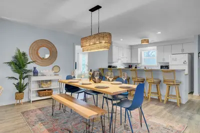 Image de Ion by AvantStay | Walk to Beach, Dining, Shopping | Central Location | Deck