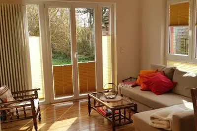 Image de Vol d'oiseaux dans la maison au bord de l'étang