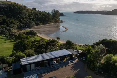 Image de Wharetana Bay Villa - Wharetana Bay Villa is a luxury one-bedroom, one-bathroom villa with an attached one-bedroom, one-bathroom sleepout making the property perfect for two couples or small family groups.