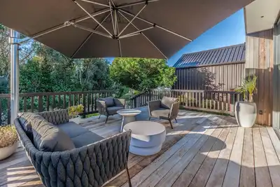 Image de Waiata Beach House - Onetangi - Waiata Beach House is a newly built luxury holiday home just a moments stroll from the golden sands and sparkling waters of Onetangi Beach. With three bedrooms and a luxury family bathroom, this is the perfect house fo