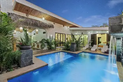 Image de Modern Home with Chic Bohemian Style and “Zen” Outdoor Oasis with Swimming Pool and Tiki-Style Dining Space