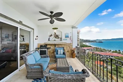 Image de Stylish Flamingo Condo with Ocean Views, Renovated Kitchen & Walkable Beach Access