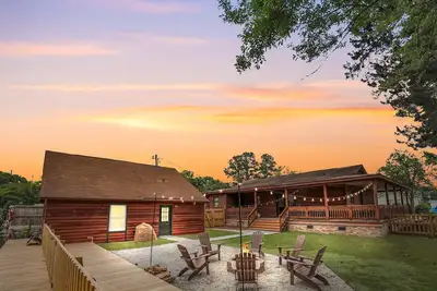 Image de Charming Waterfront Compound w/ Lake Access - Pet Friendly -Theatre and Game Room