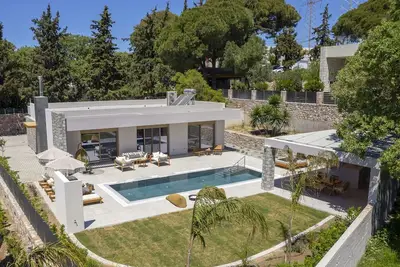 Image de Welcome to Emerald Estate, your serene retreat on the enchanting Rhodes Island!