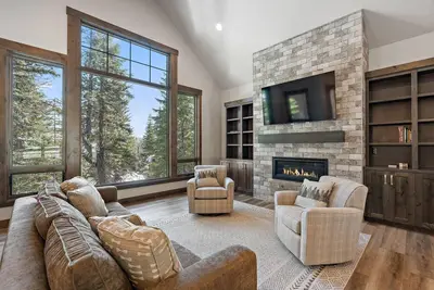 Image de Stunning 4 Br Estate Home