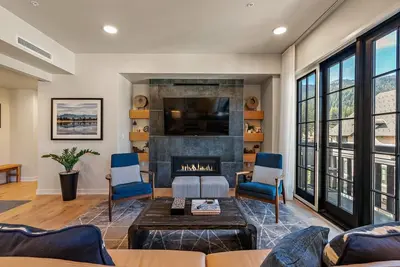 Image de Gorgeous Condo| Fireplace and Balcony