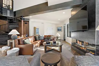 Image de Captivating 5 Br Condo|Amazing views of Snowfront