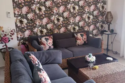 Image de Fantastisches 4 Zimmer Apartment mit GroĂźe Terrasse mit Steingarten Voller BlĂĽte