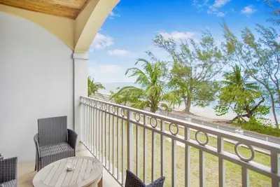 Image de New Gated Beach front Condo