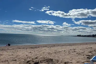 Image de Direct waterfront cottage on private sandy beach