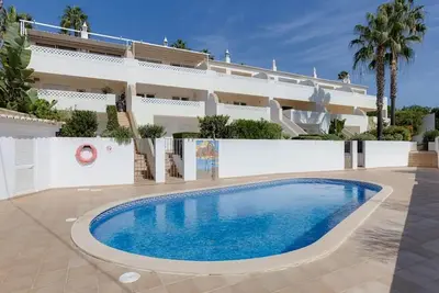 Image de Hébergement haut de gamme avec piscine commune