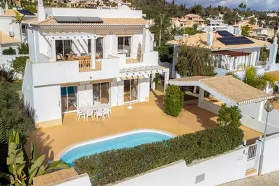 Image de Maison à Lagos avec piscine près de Meia Praia