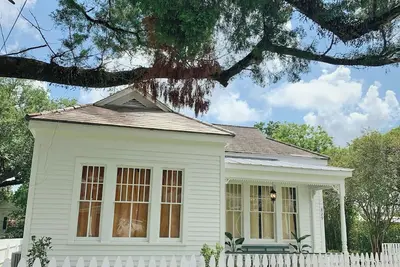Image de Lovely Folk Victorian Cottage in Historic District