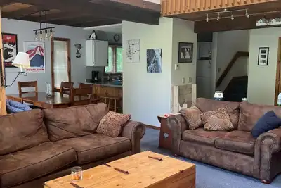 Roomy ski condo next to Mt. Snow, on the mover bus, with hot tub and sauna!