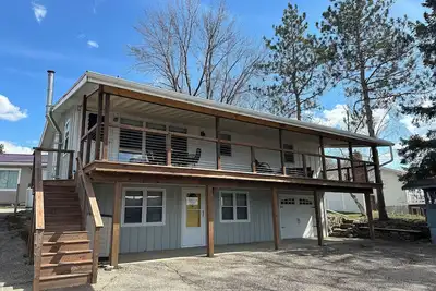 Image de Cozy lakeside cottage with huge deck in quaint Pardeeville, Wisconsin