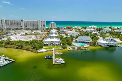 Image de 102 | Smack Dab on the Harbor- Bring Your Boat!