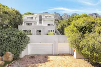 Image de Spacious 5-bedroomed Camps Bay Villa with stunning sea and mountain views
