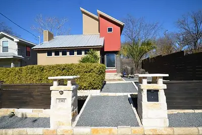 Image de Spacious Modern Home on East 9th St - Walkable Downtown