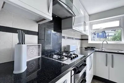 Image de Chic Charming Classic 3bed w/ Ensuite - Pontypridd