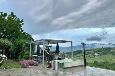 Image de Chic mansion with garden just 17klm from Thessaloniki & close to the airport