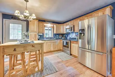 Image de Murray Cabin w/ Hot Tub: Walk to Kentucky Lake!