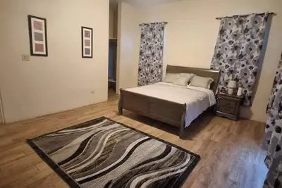 Comfy full 1 bdr, 1 bth apt close to everything!