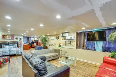 Image de Dallas Studio w/ Home Office - 4 Mi to Fair Park!