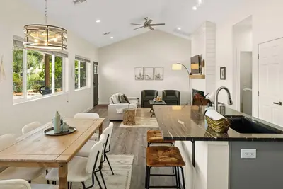 Image de New Private Retreat Steps to Vortex, Hiking Trails, and More!