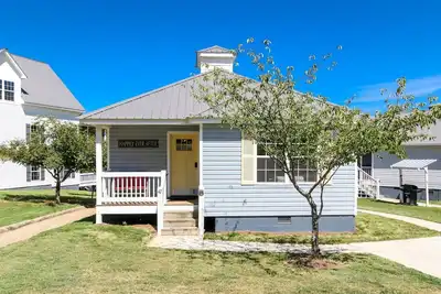 Image de House # 47 Happily Ever After (No Pets)