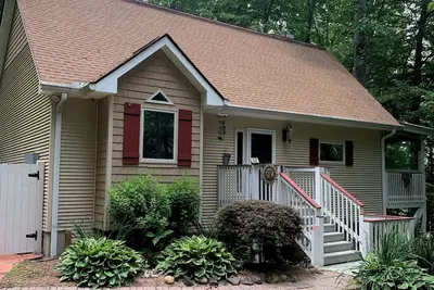 Outdoor Living with bed swing and tv! ! Close to Lake Glenville! !