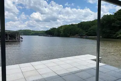 Lakefront House quiet cove, w/dock, close to Captain Ron's & The Cave.