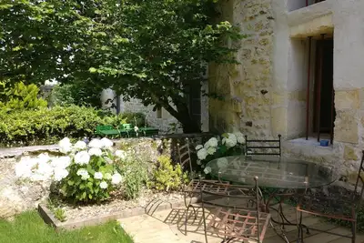 Image de Moderne, spacieux, pierre originale, jardin, piscine communale, Bbq