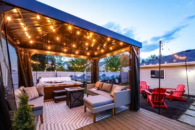 Image de Nordic Spa Retreat - Hot Tub - King Bed - Firepit - Bbq!