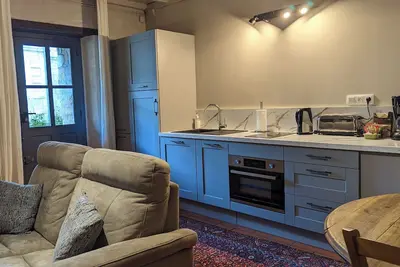 Image de Cozy, d'une chambre, jardin clôturée, piscine communale, couples