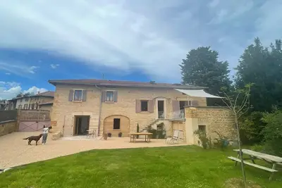 Image de L’Oxalis DORÉ - Logement de charme en Beaujolais - Accessible Pmr